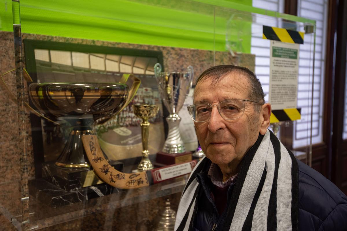 El padre Alejandro, junto a la Copa del Rey de 1990.