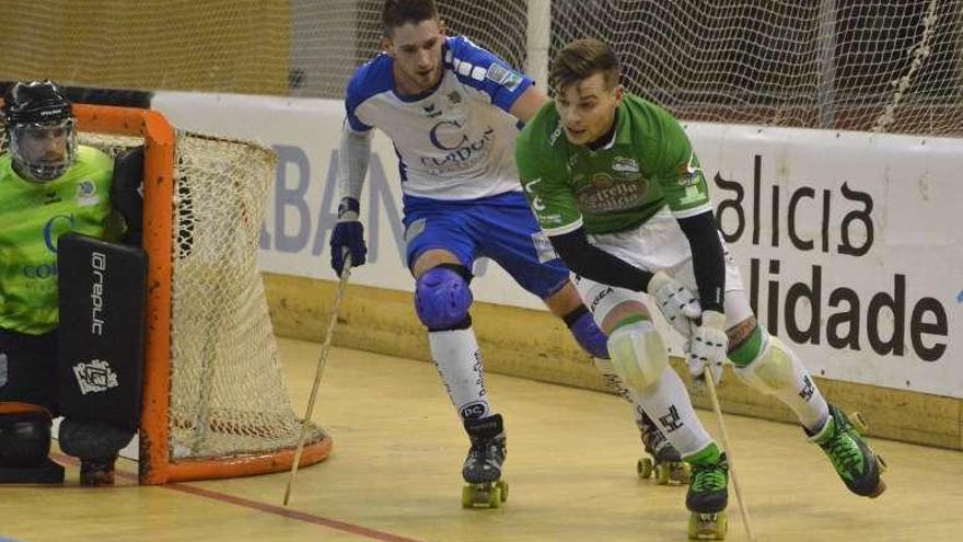 Carballeira ante un jugador del Dinan Quevert en Riazor.