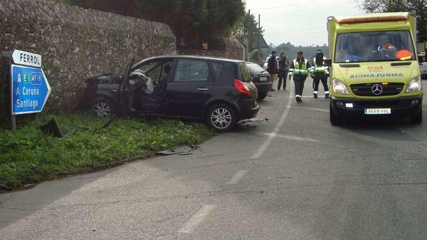 Los vehículos implicados en el accidente registrado ayer en Santa Marta.