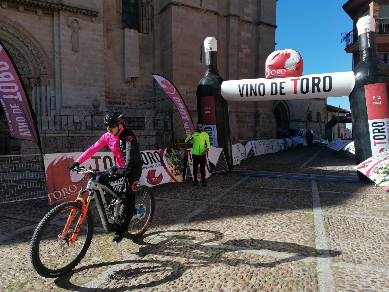 GALERÍA | Toro se vuelca con la VinToroBike