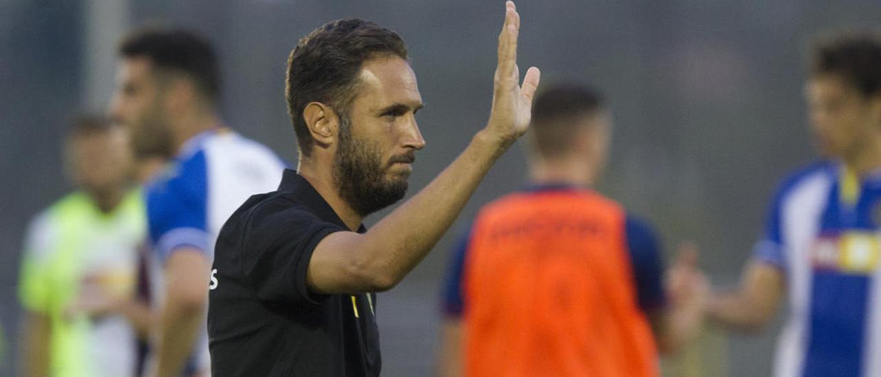 Planagumà saluda a la afición en el partido en Buñol.