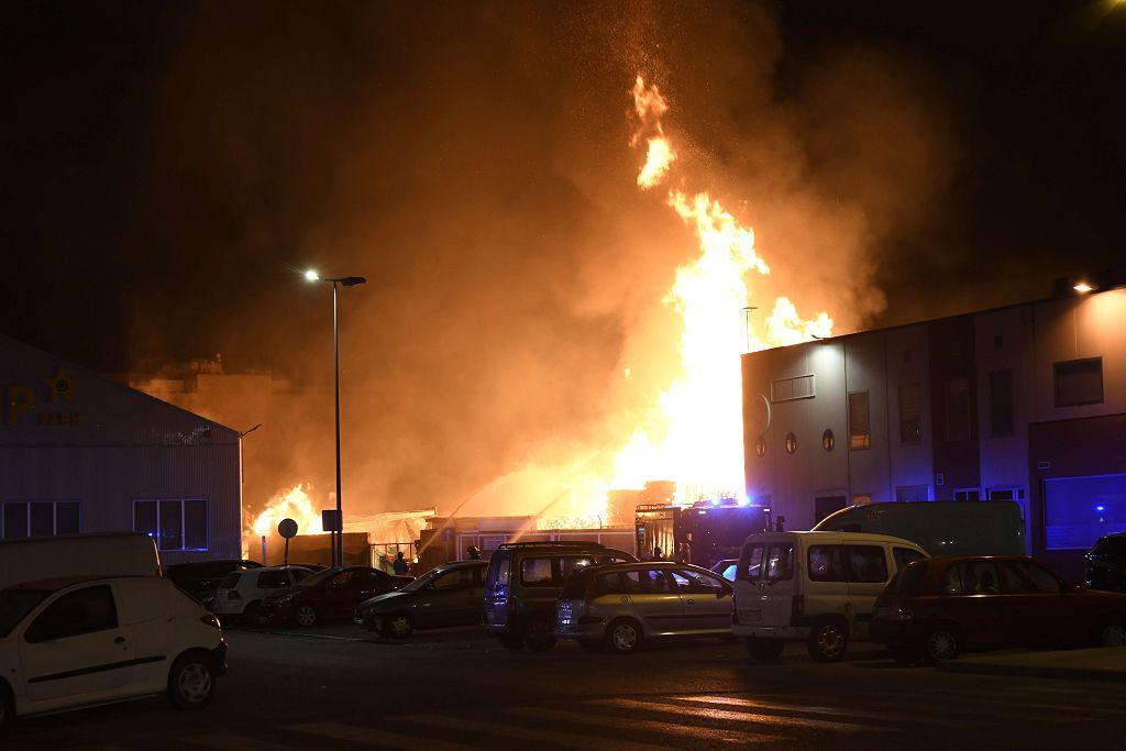 Estas son las imágenes que el aparatoso incendio de Puente Tocinos ha dejado este sábado