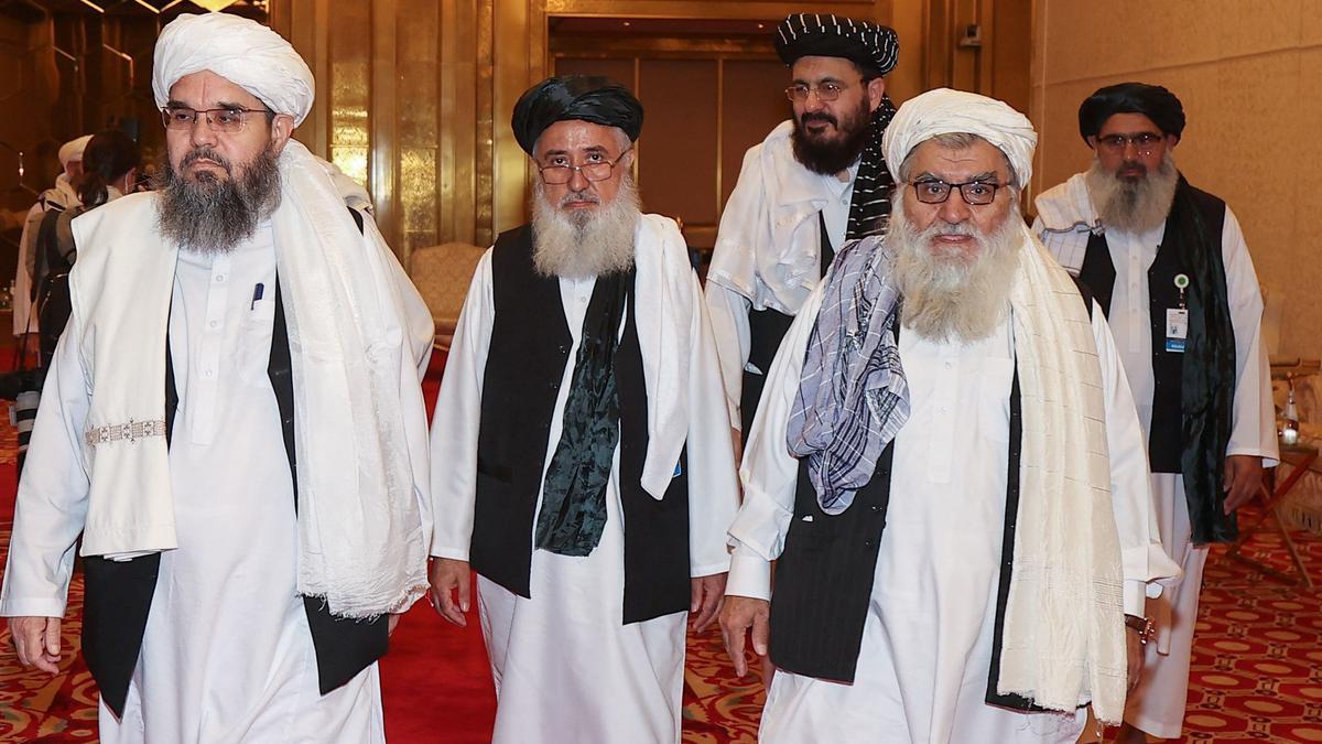 La delegación talibán llega a las conversaciones de paz celebradas en Doha, este sábado.