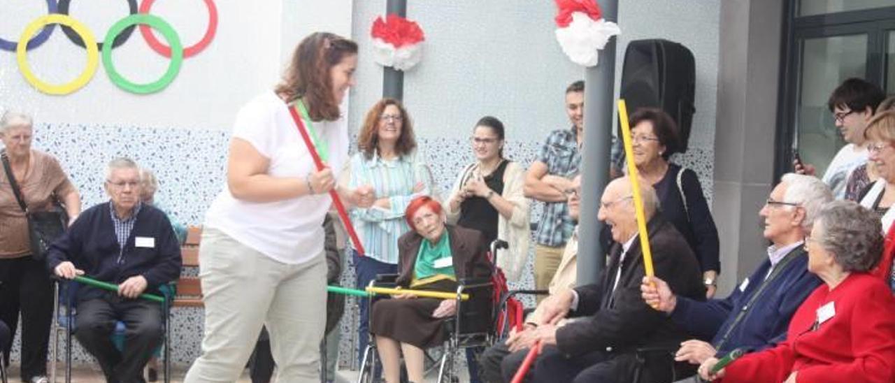 En las Olimpiadas de Alzhéimer usuarios, trabajadores y familias realizan tareas y juegos en un día de convivencia y fiesta.