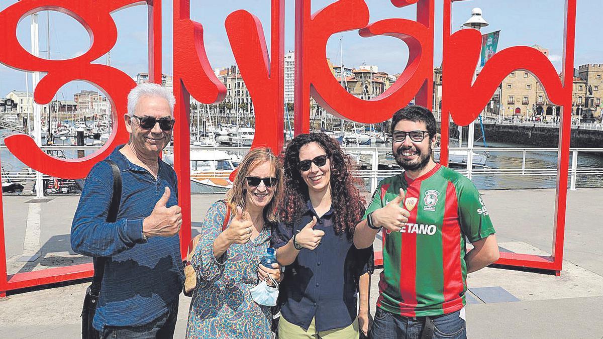 Luis Antunes, Isabel Violante y Antonio Liete, ante las letronas de Gijón. | JUAN PLAZA