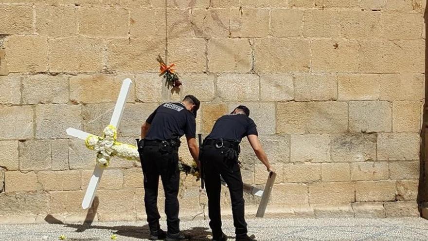 El alcalde de Callosa de Segura ordena retirar una cruz y ramos de flores de la Plaza de España