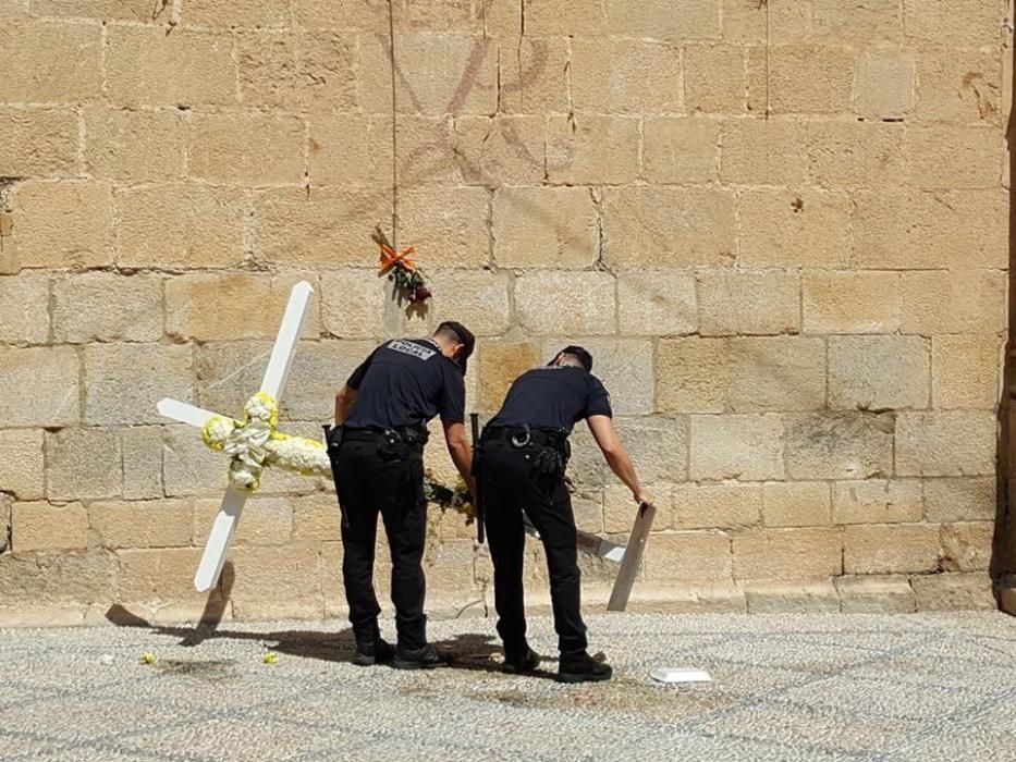 El alcalde ordena retirar una cruz de madera