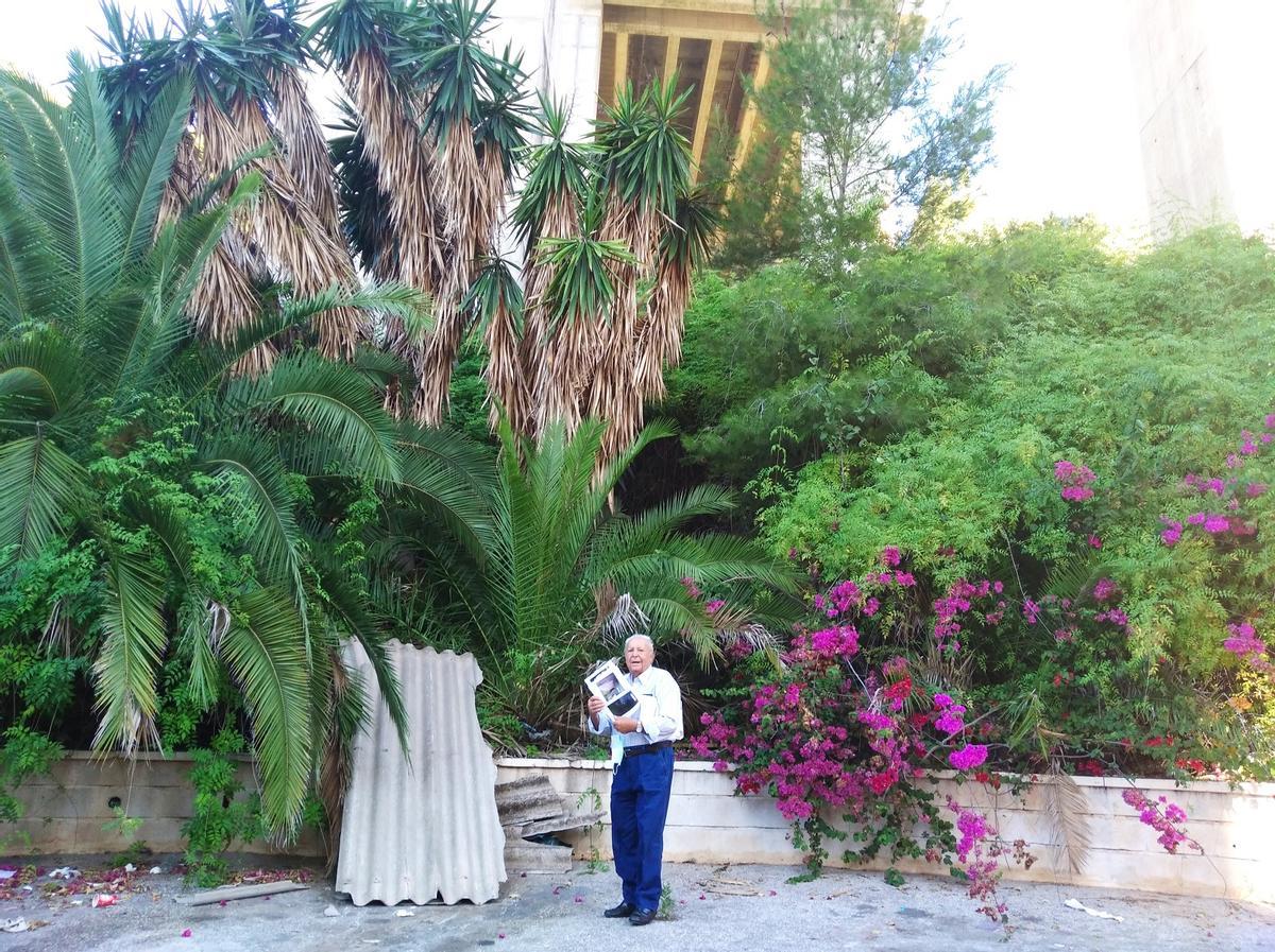 José Martín, junto a otra parte del jardín, con planchas de uralita apoyadas en el murete