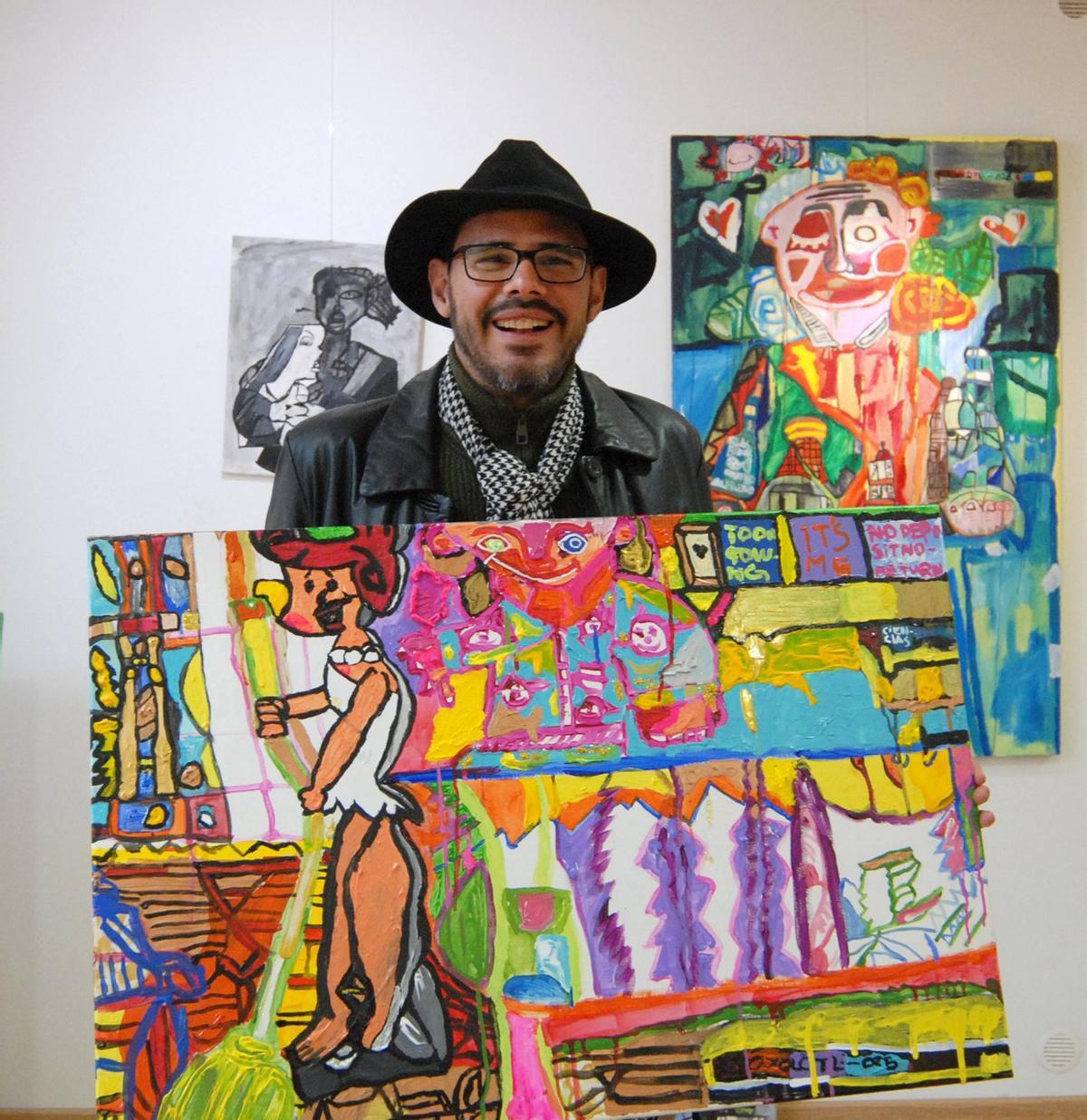 Max Medina, Maxolotl, ayer, con uno de sus cuadros expuestos en el Centro Cultural Vista Alegre. | BERNABÉ/JAVIER LALÍN