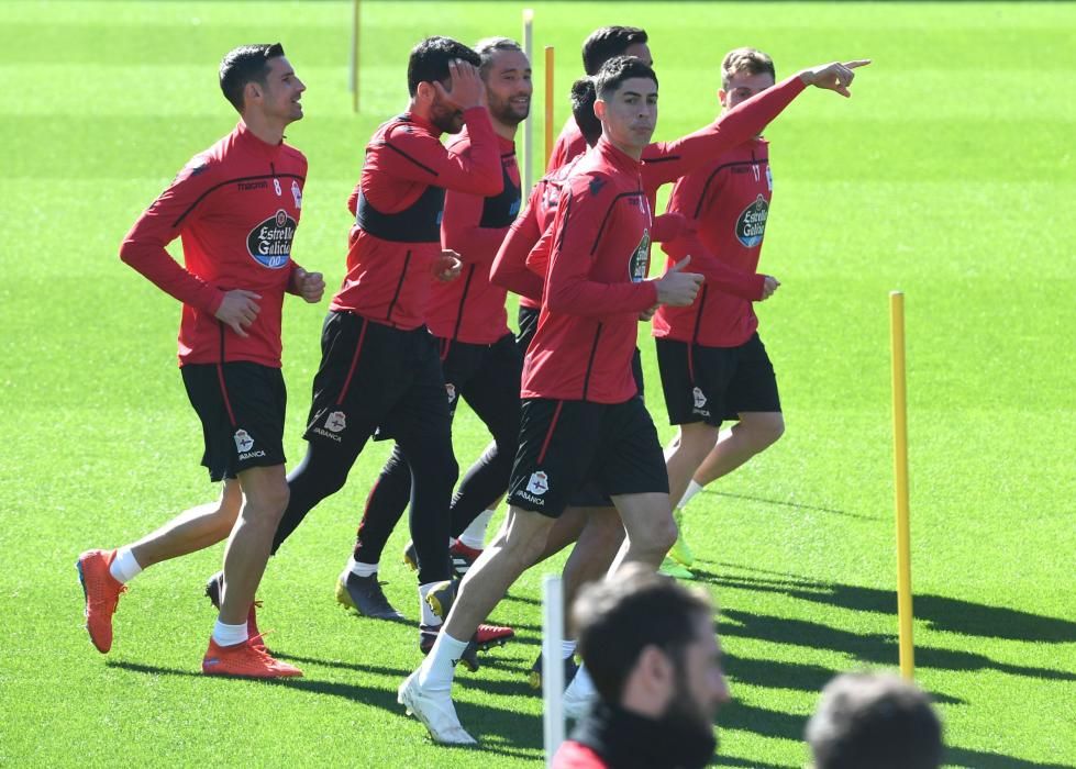 Carlos Fernández comienza a realizar algunas tareas con el grupo aunque su presencia en la convocatoria para el partido contra el Almería parece poco probable.