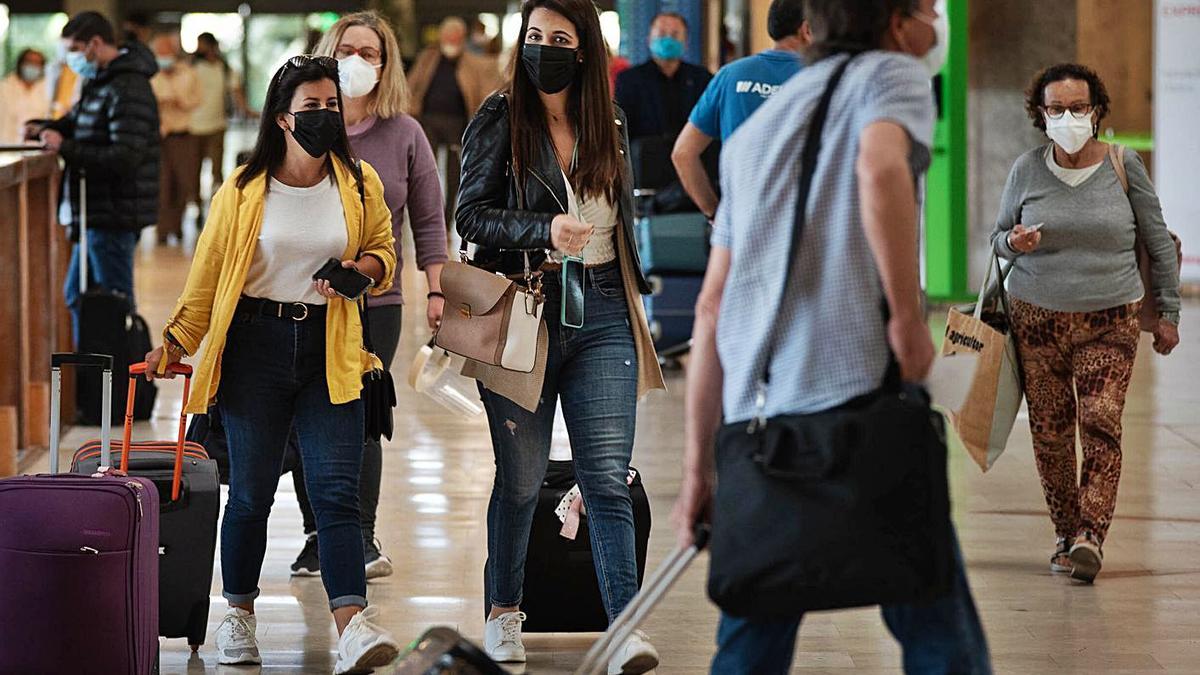 Pasajeros en el aeropuerto Tenerife Norte.