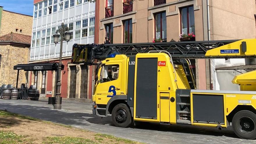 Susto canino con final feliz en Avilés: los bomberos rescatan a un perro en El Carbayedo
