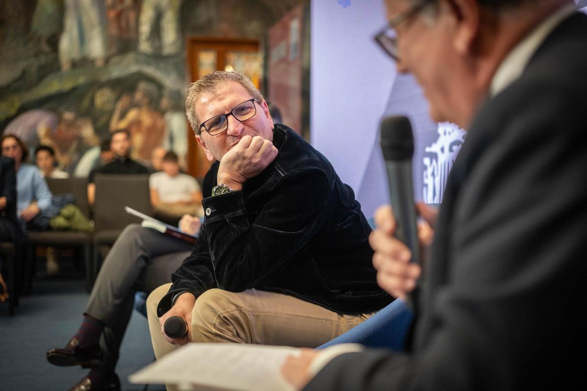 Jorge Dávila presenta su primera novela, 'El anillo de Faride'