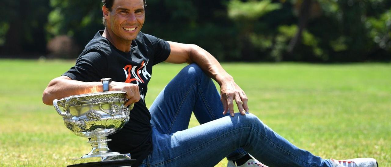 Rafa Nadal, con el trofeo del Open de Australia.