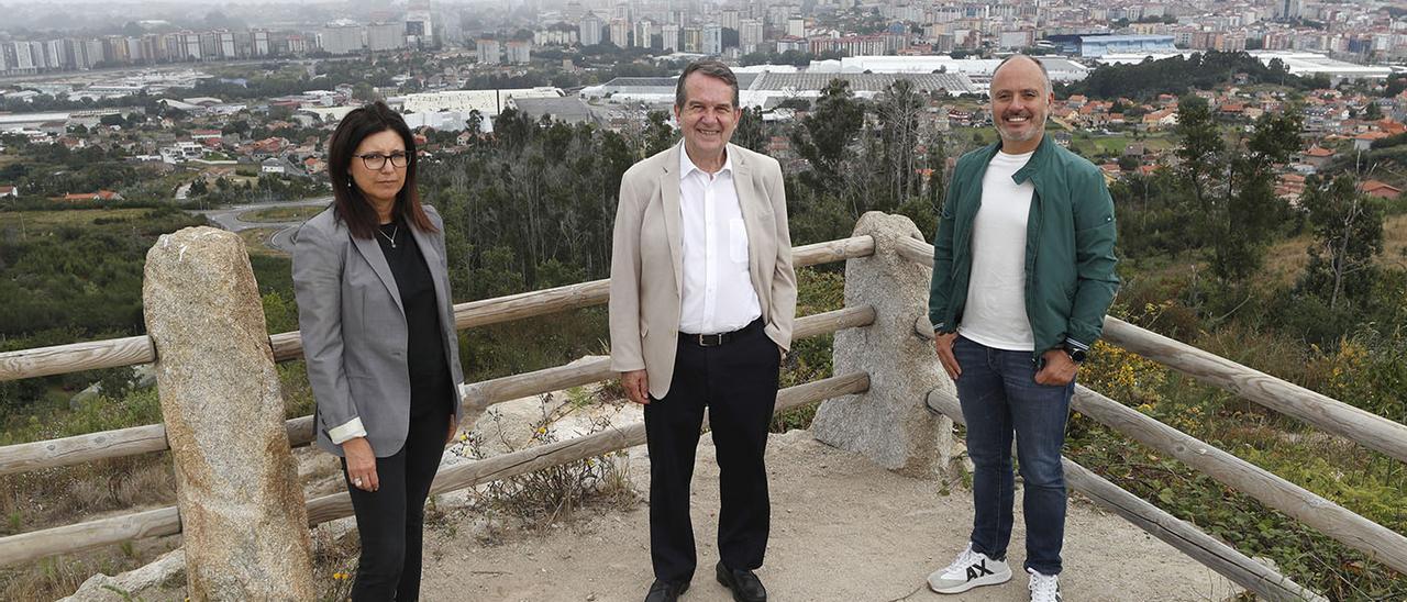 Caride, Caballero y Regades, ayer, con Balaídos al fondo