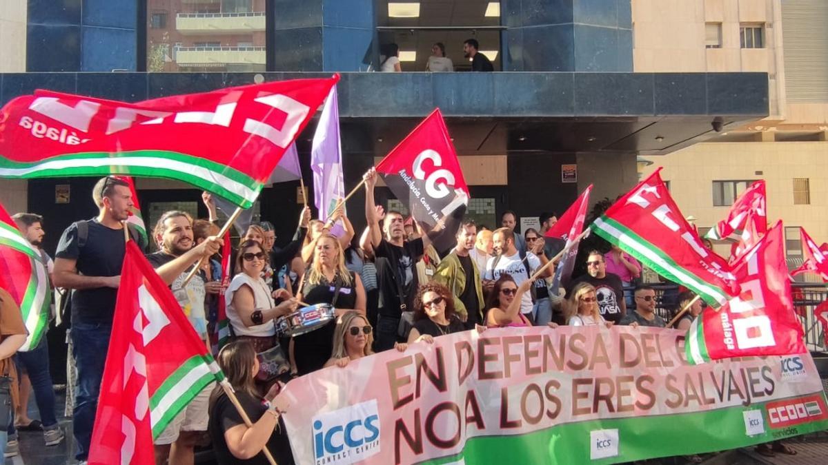 Trabajadores de ICCS, en una de las concentración de rechazo al ERE realizadas este mes de septiembre.