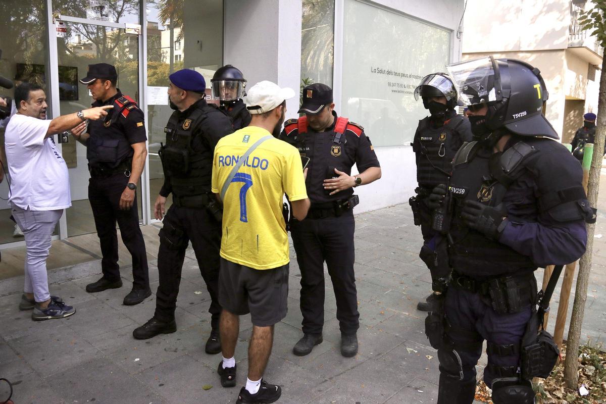 Protesta en La Mina contra el desahucio de tres familias