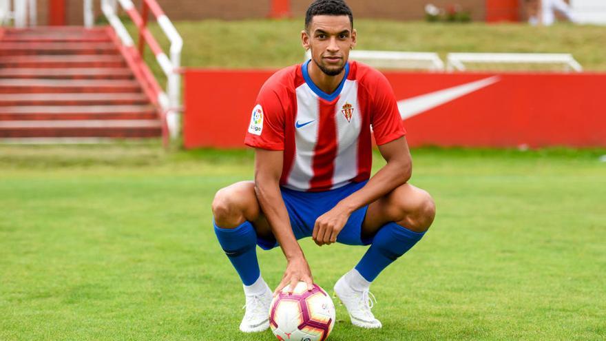 Blackman, esta mañana, vestido con la camiseta del Sporting.