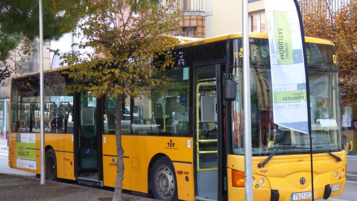 A la plaça de la Font Lluminosa de Figueres, hi ha un autobús habilitat com a oficina d&#039;informació.