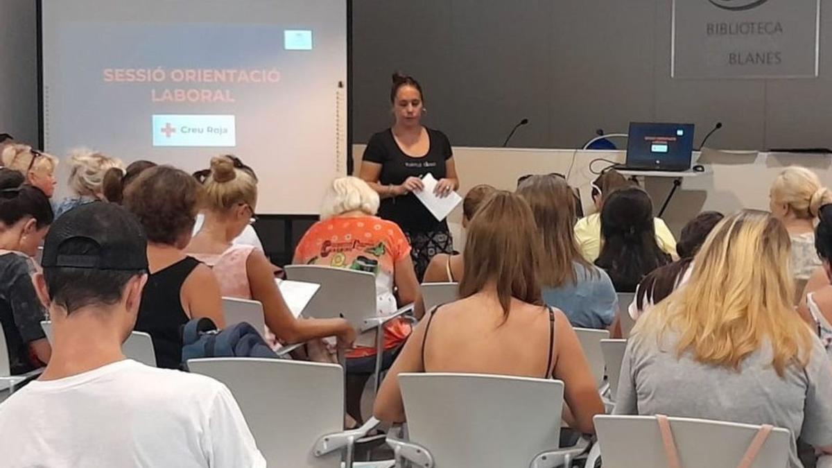 La tècnica de la Creu Roja de Girona, Cristina Bussó, impartint una de les sessions d’orientació laboral. | CREU ROJA GIRONA