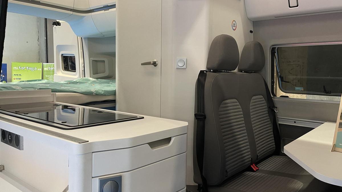 Interior del vehículo con todos los servicios