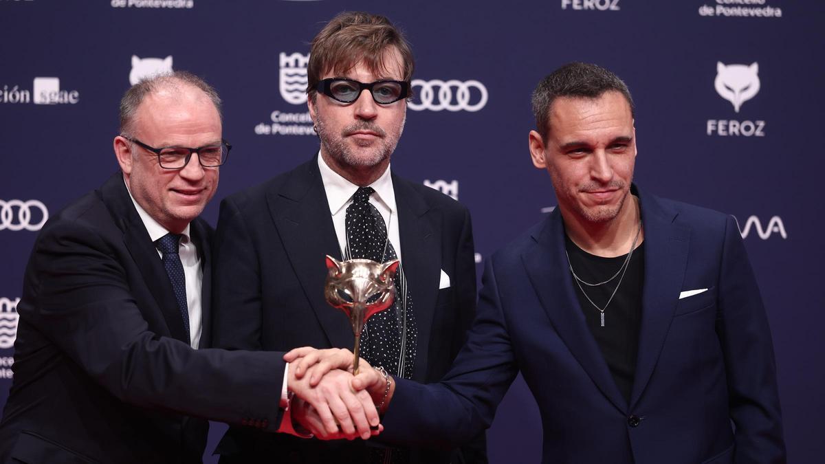 Albert Serra, al centre, amb el Premio Feroz Holded Arrebato de no ficció per 'Tardes de soledad'.