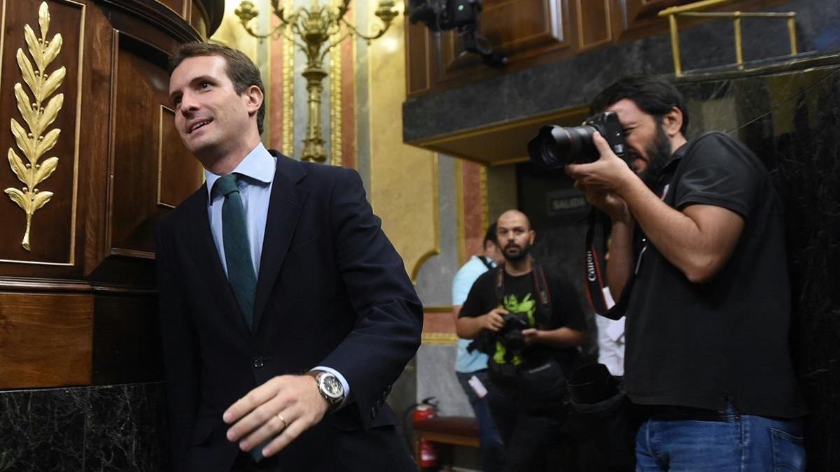 El presidente del PP, Pablo Casado, a su entrada hoy al hemiciclo.