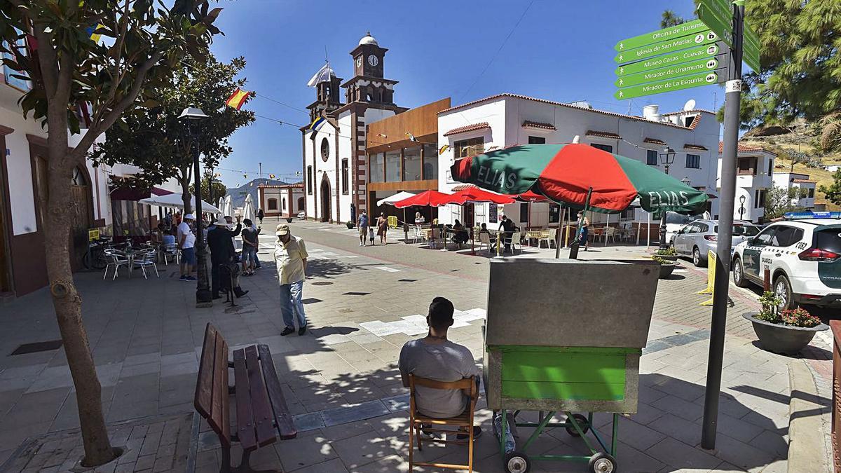 Imagen de la plaza de San Matías, ayer, durante la misa del mediodía. | | ANDRÉS CRUZ 