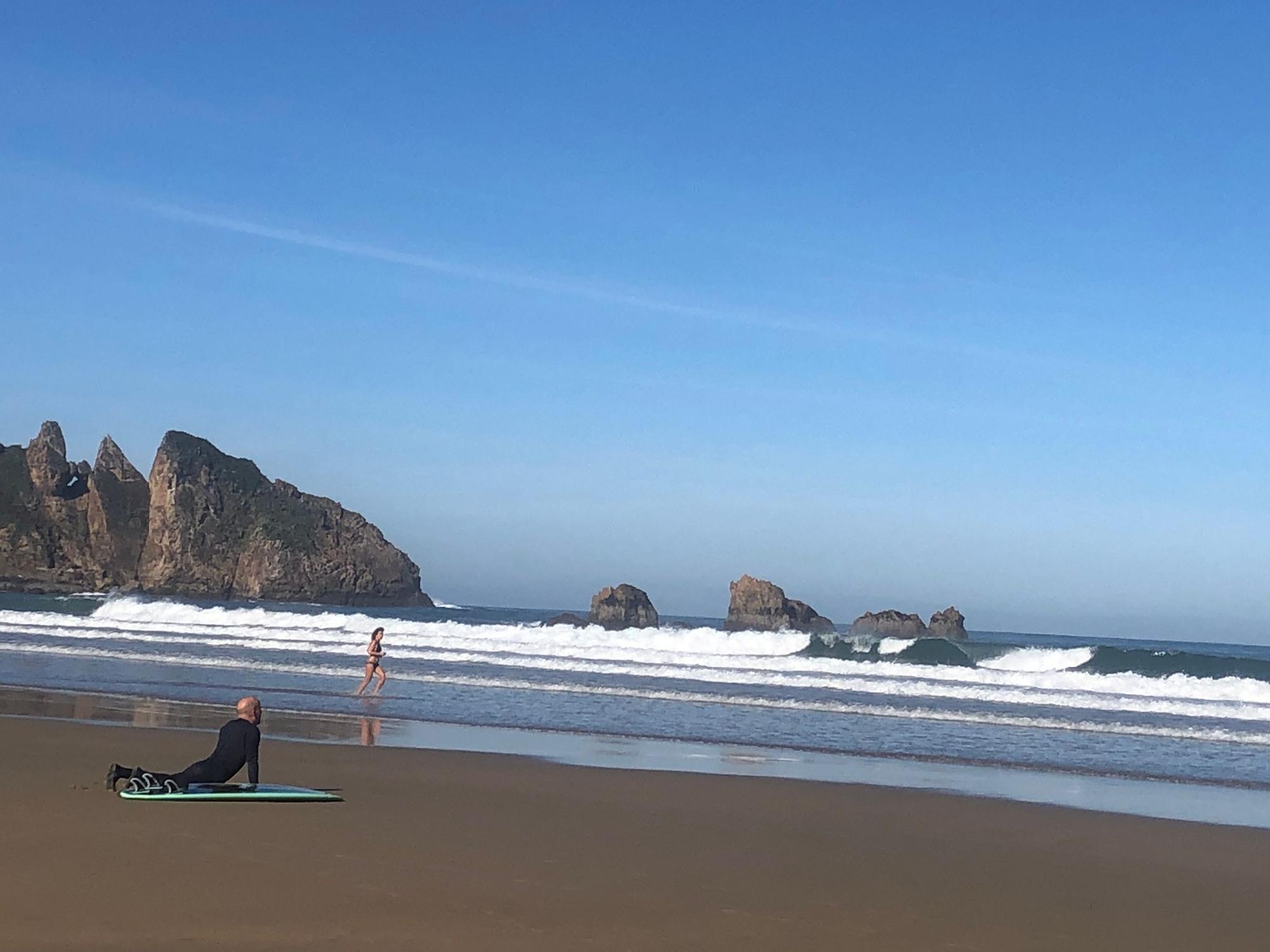 Los asturianos aprovechan el buen tiempo: paseos, baños y hasta golf en la playa