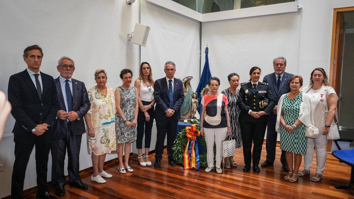 Familiares y víctimas del terrorismo con el delegado del Gobierno y la jefa de Policía Nacional tras el homenaje.