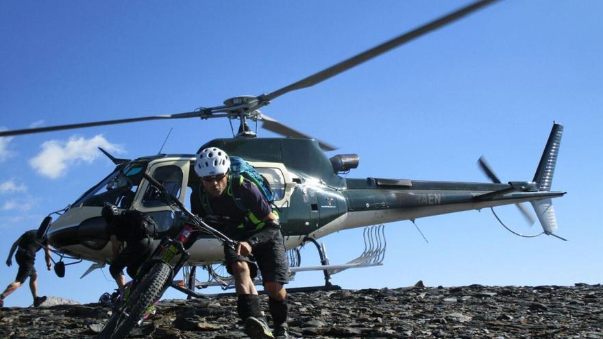 Un joven practica helibike, corriendo con su bici tras llegar a una altura considerable en helicóptero.