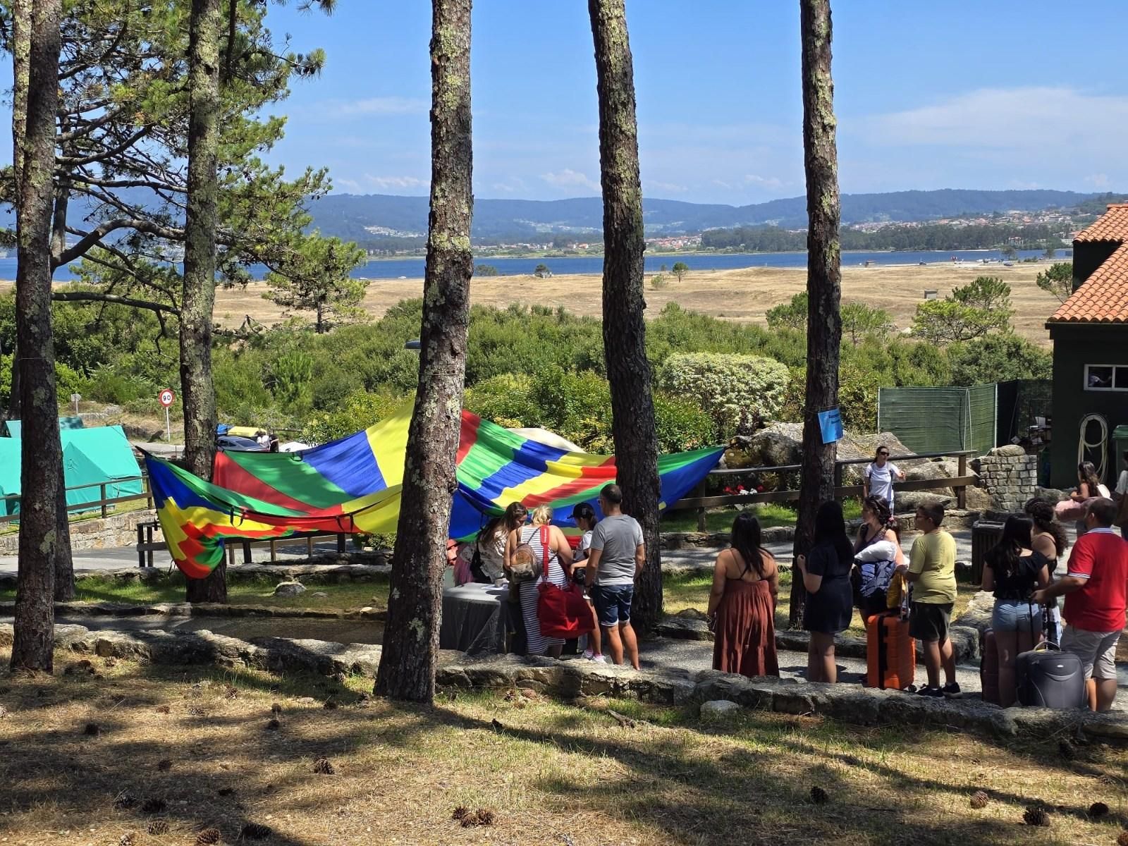 El primero de los once turnos previstos, con 140 niños, ya está en el centro vacacional de A Lanzada.