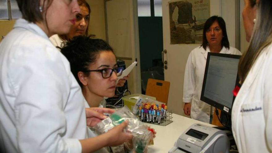 Enfermeras de A Estrada, ayer, atendiendo a la supervisora del laboratorio del Clínico. // Bernabé / Ana Bazal