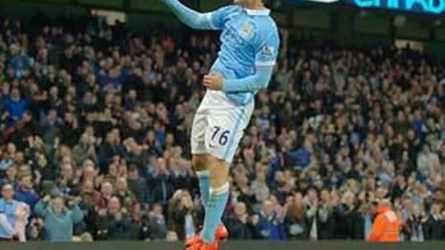 Manu García celebra su primer gol con el Manchester City.