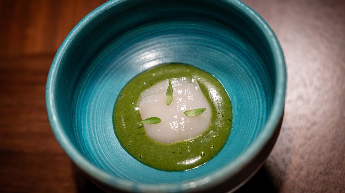 El 'sashimi' de vieira con salsa de 'yuzu' y espinacas de Suto.