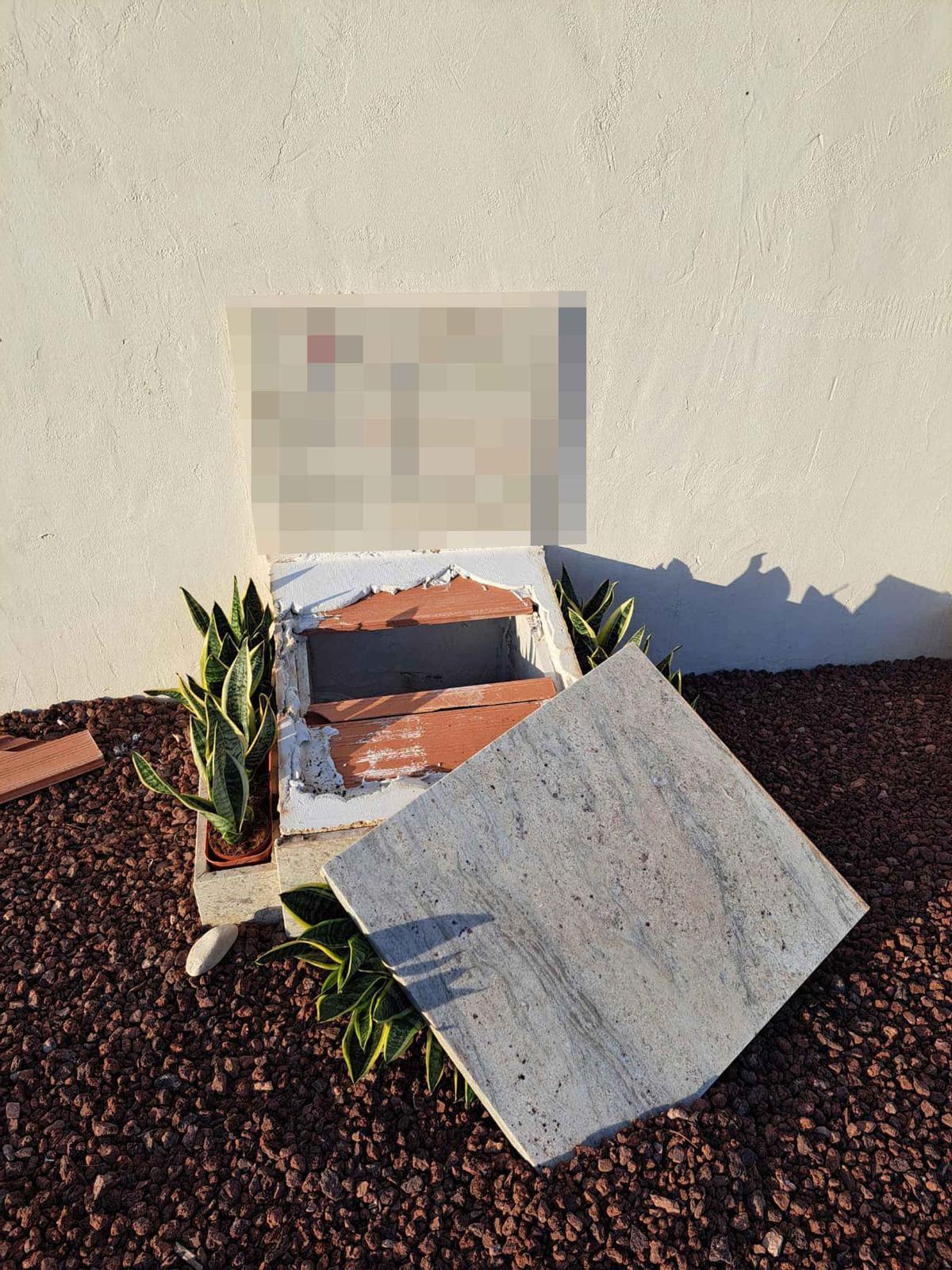 Lápidas levantadas y nichos destrozados por vandalismo en el cementerio de Tabarca