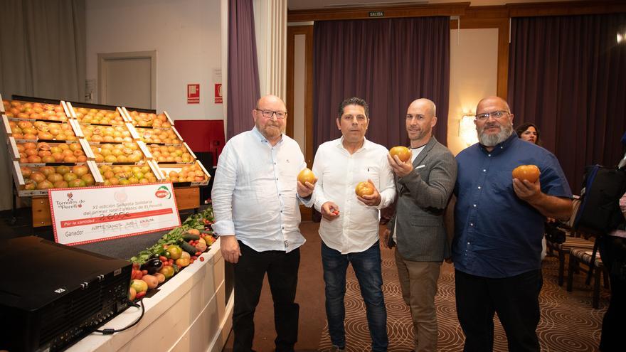 La subasta benéfica por los primeros tomates de El Perelló recauda 2.600 euros