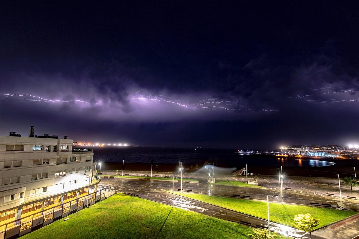 Las impresionanes imágenes de la tormenta eléctrica en Poniente, Gijón