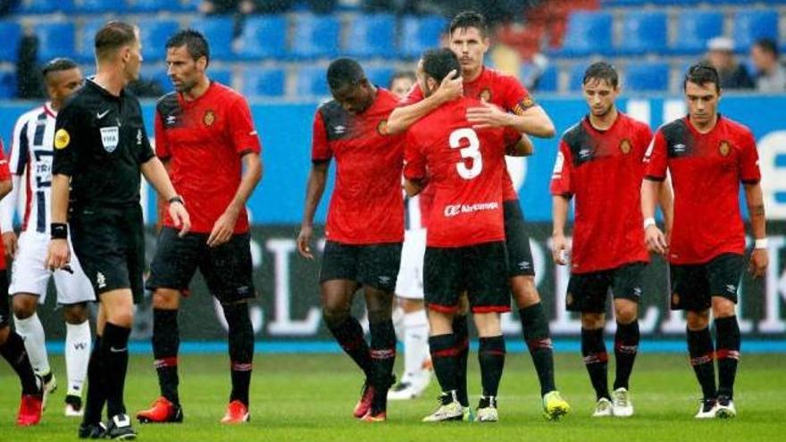 Héctor Yuste celebra con Joan Sastre el gol que marcó al Willem II.