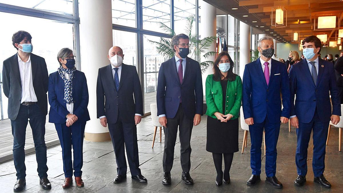 De izquierda a derecha: Carlos Calvelo, alcalde de Arteixo; Rosa Quintana, conselleira de Mar; Javier Losada, delegado del Gobierno en Galicia; Alberto Núñez Feijóo, presidente de la Xunta; Inés Rey, alcaldesa de A Coruña; Francisco Toledo, presidente de Puertos del Estado; y Martín Fernández Prado, presidente de la Autoridad Portuaria, en la toma de posesión de este último, el pasado mes de diciembre. |   // CARLOS PARDELLAS