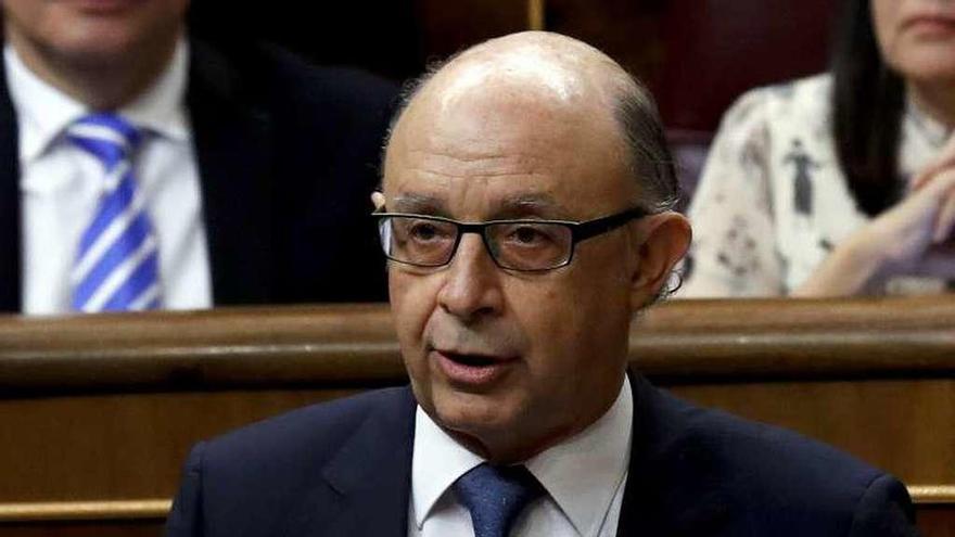 El ministro de Hacienda, Cristóbal Montoro, ayer en el Congreso.