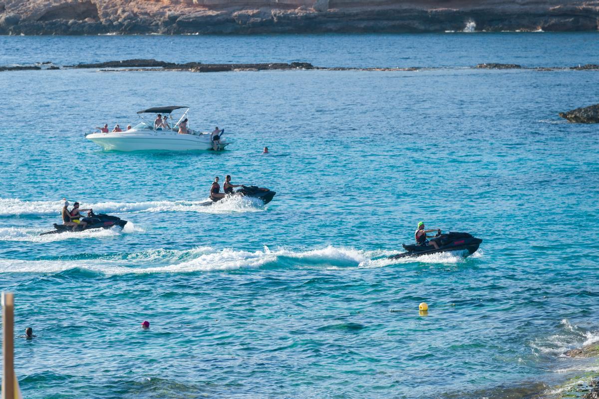 Embarcaciones de recreo disfrutan cerca de Cala Conta