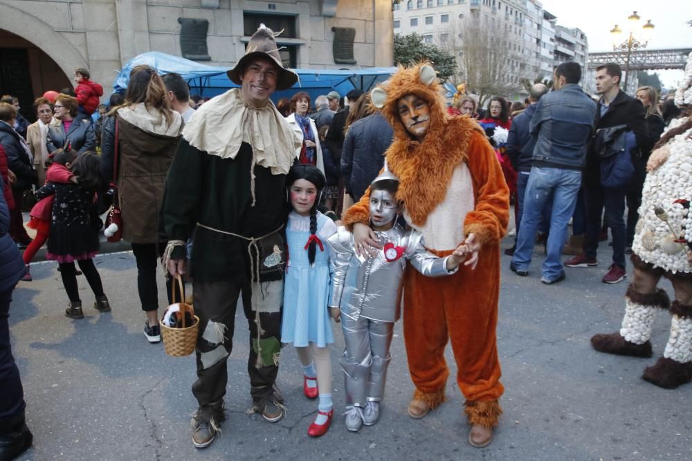 La villa celebra en un mismo día el desfile de comparsas, el concurso de disfraces y la quema del Meco.