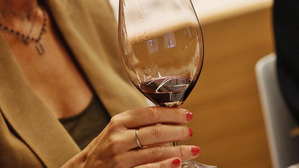 L’obra pretén ser una eina d’ajuda per als restauradors perquè a la seva carta incloguin els vins produïts i elaborats en el territori català. | DIARI DE GIRONA