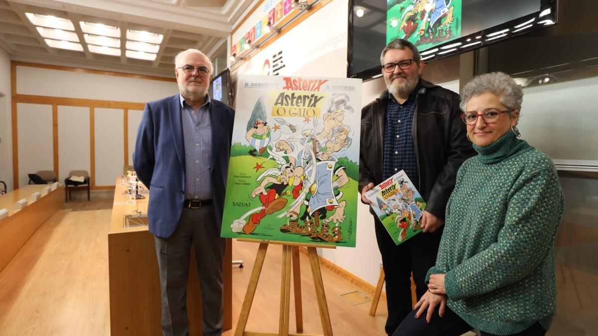 José Ignacio López Susín, Pascual Miguel Ballestín y María José Guitián Vicente, junto al tebeo 'Asterix o galo'.