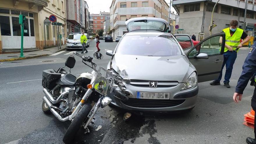 Aparatoso accidente entre un coche y una moto en el centro de A Estrada