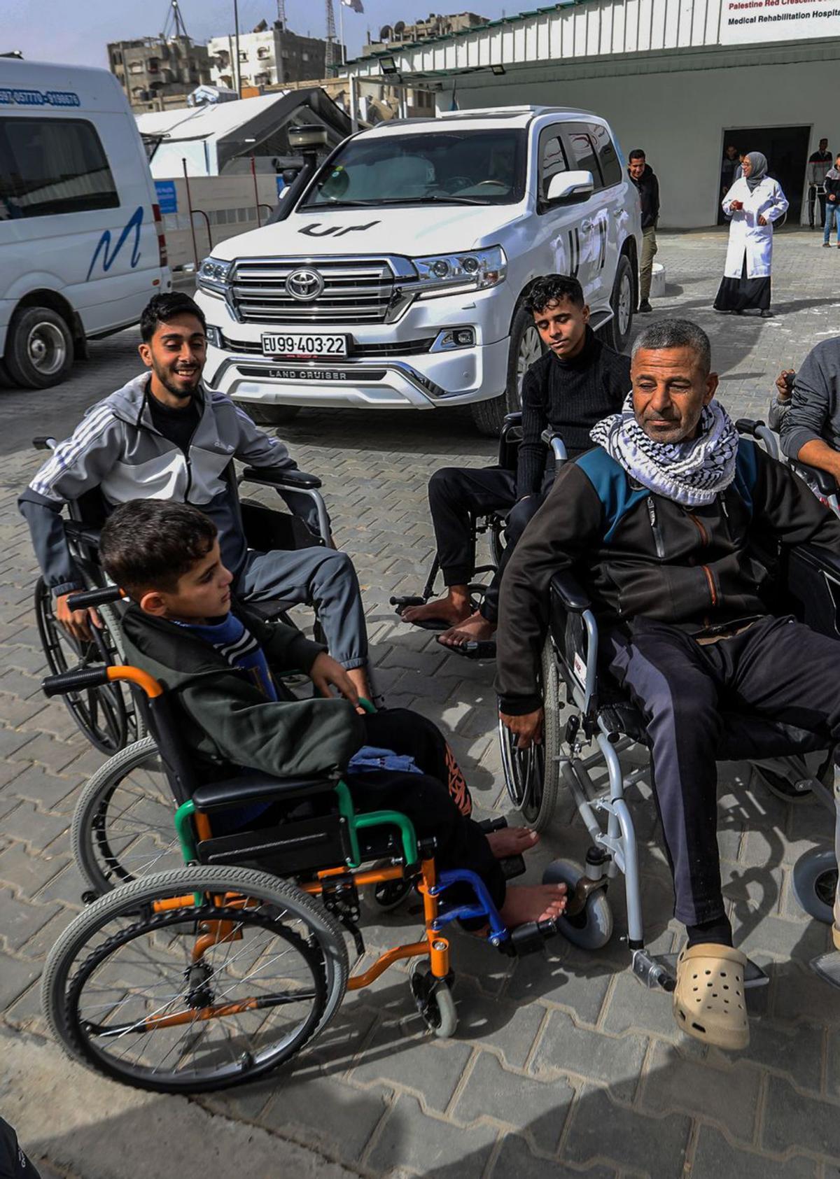 Pacients palestins en un hospital de Khan Yunis esperen a ser  evacuats de la Franja de Gaza pel pas de Rafah, ahir.   | ABED RAHIM KHATIB / EUROPA PRESS