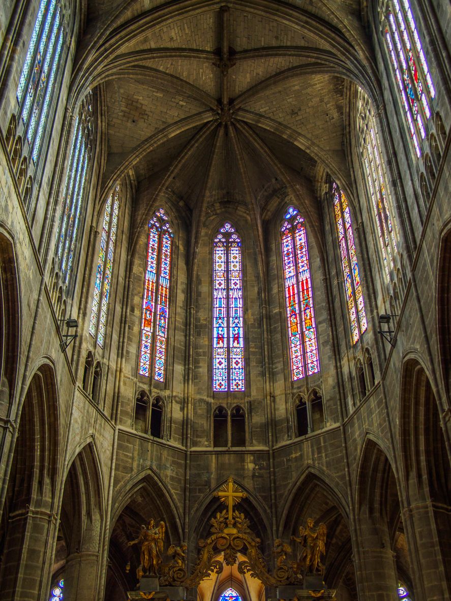 Es más alta de la catedral de Notre Dame, a pesar de estar inacabada.