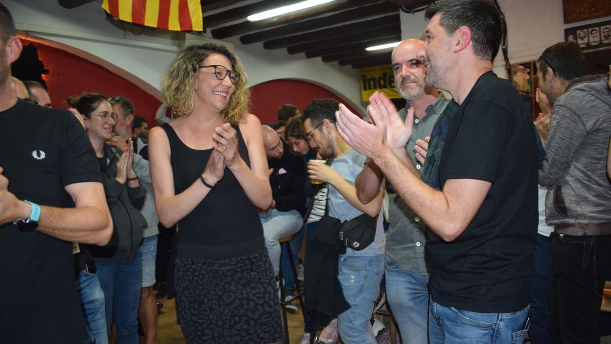 L'actual alcalde, Ivan Sànchez (dreta), amb el regidor Aleix Serra i l'exalcaldessa Montse Venturós