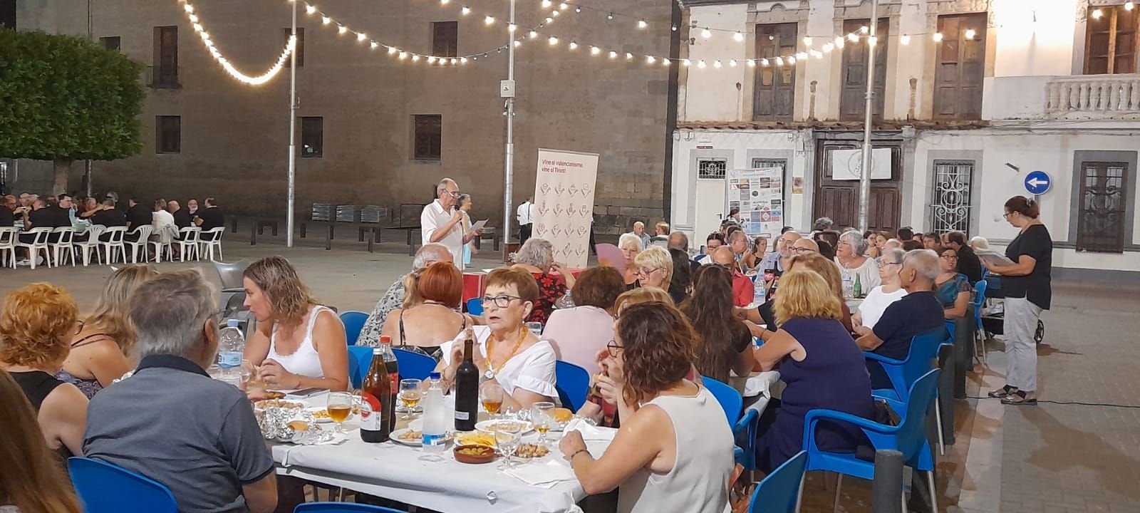 Vista del sopar durant la lectura de Pep Ferrer.